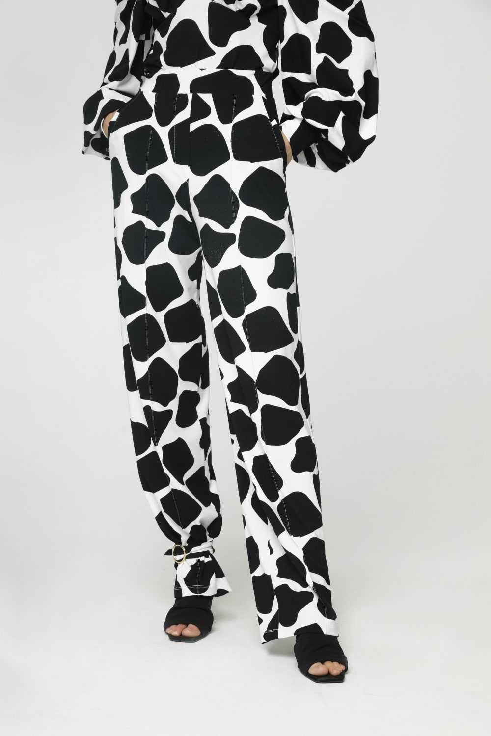 spodnie w krowę, spodnie krowi print, spodnie zapinane na kostce, czarno-białe spodnie