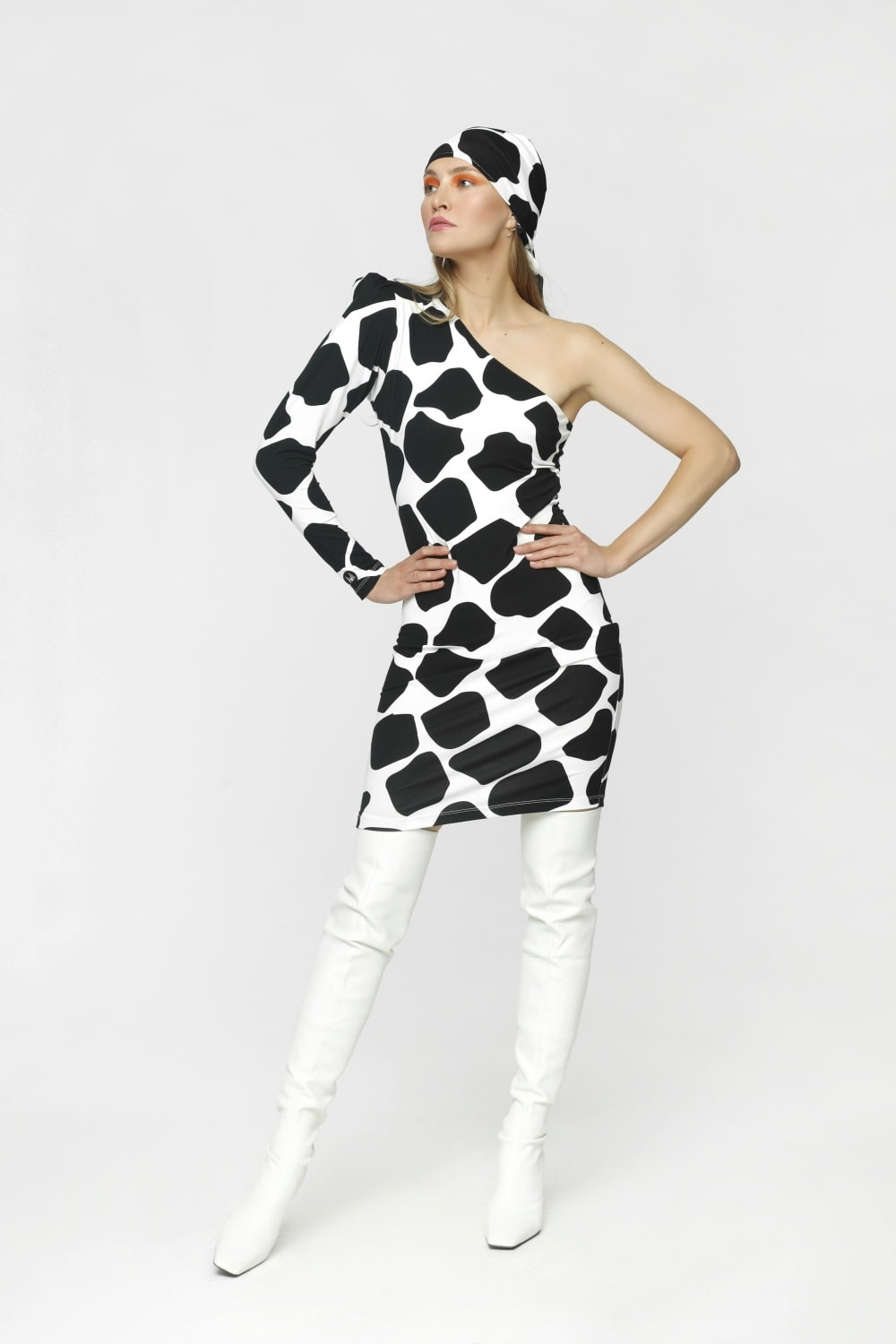sukienka w krowę, sukienka krowi print, sukienka na jedno ramię, czarno-biała sukienka