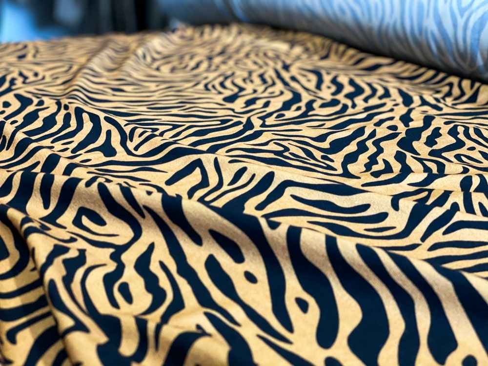 tygrysi print, materiał w tygrysa, zwierzęcy print, marka odzieżowa